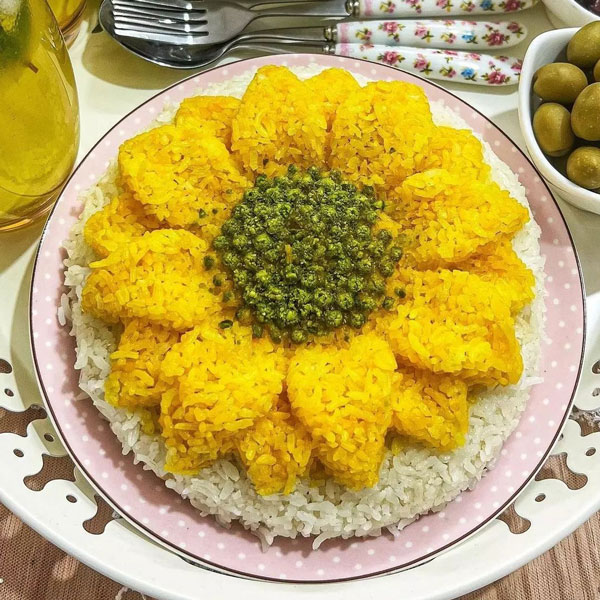 تزیین برنج ساده و زیبا تزیین برنج بدون قالب تزیین برنج مجلسی تزیین برنج در دیس بیضی تزیین برنج عروس تزیین برنج با زعفران عکس