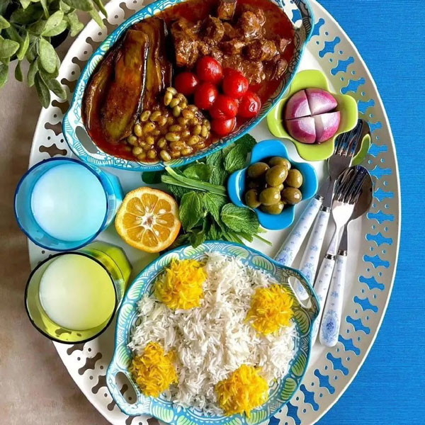 تزیین برنج ساده و زیبا تزیین برنج بدون قالب تزیین برنج مجلسی تزیین برنج در دیس بیضی تزیین برنج عروس تزیین برنج با زعفران عکس