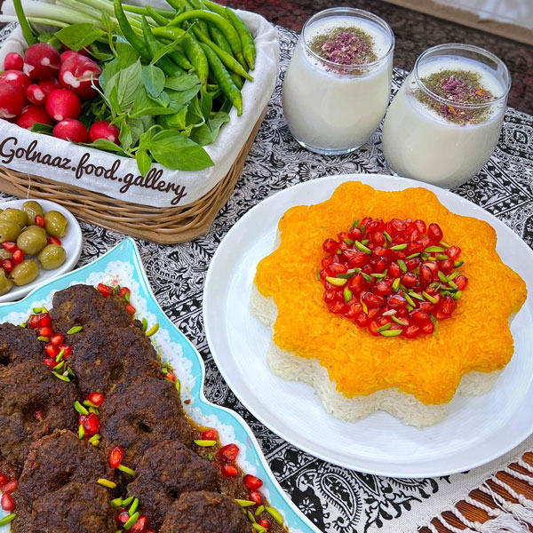 تزیین برنج ساده و زیبا تزیین برنج بدون قالب تزیین برنج مجلسی تزیین برنج در دیس بیضی تزیین برنج عروس تزیین برنج با زعفران عکس