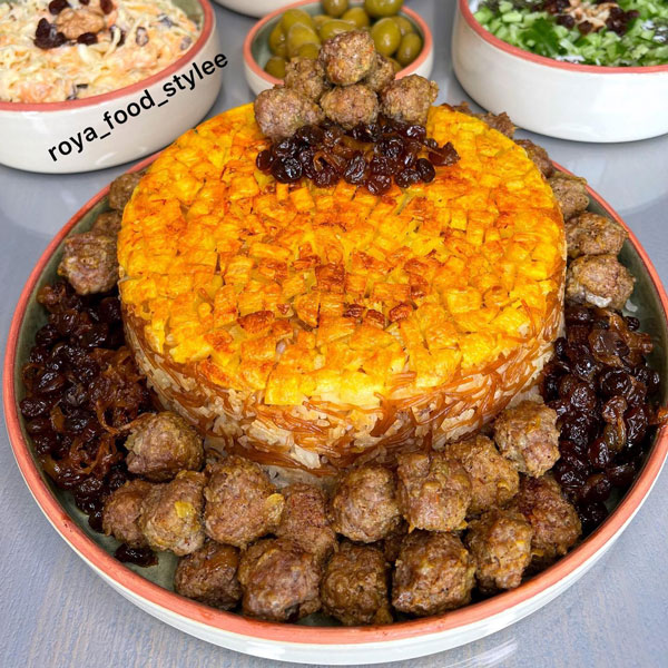 تزیین برنج ساده و زیبا تزیین برنج بدون قالب تزیین برنج مجلسی تزیین برنج در دیس بیضی تزیین برنج عروس تزیین برنج با زعفران عکس