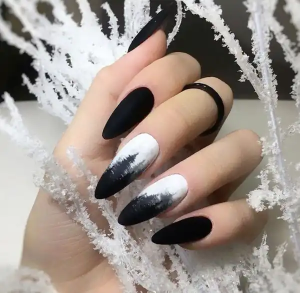 طراحی ناخن با لاک مشکی
