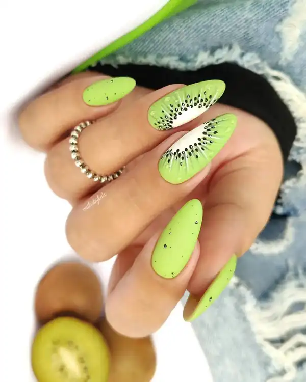 طراحی ناخن با لاک سبز