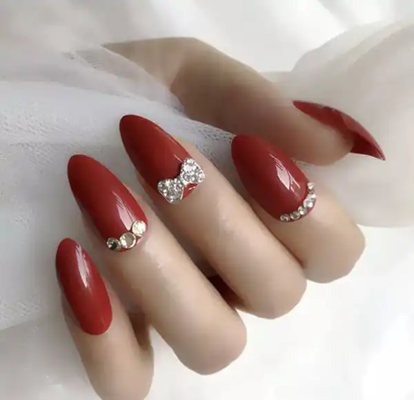طراحی ناخن با نگین