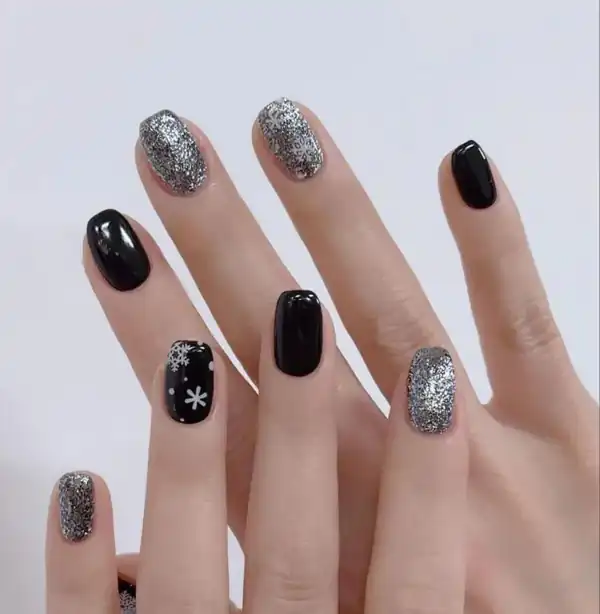 طراحی ناخن مشکی