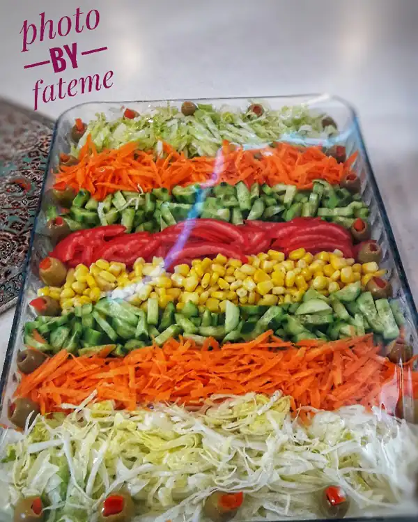 تزیین سالاد کاهو و خیار و گوجه و هویج