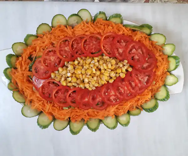 تزیین سالاد کاهو و خیار و گوجه و هویج