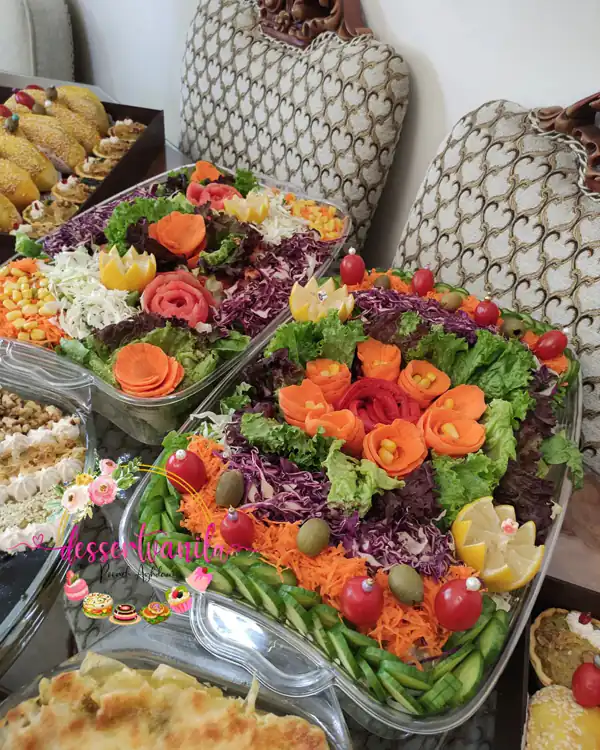 تزیین سالاد کاهو و خیار و گوجه و هویج
