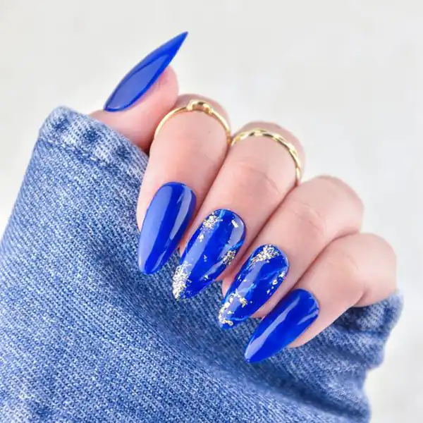 طراحی ناخن آبی کاربنی