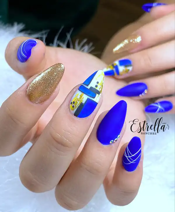 طراحی ناخن آبی کاربنی