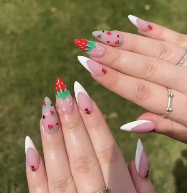 طراحی ناخن توت فرنگی