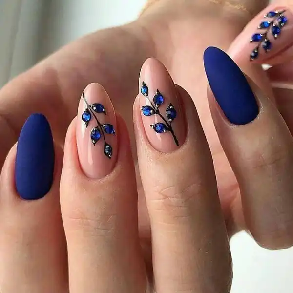 طراحی ناخن نگین دار