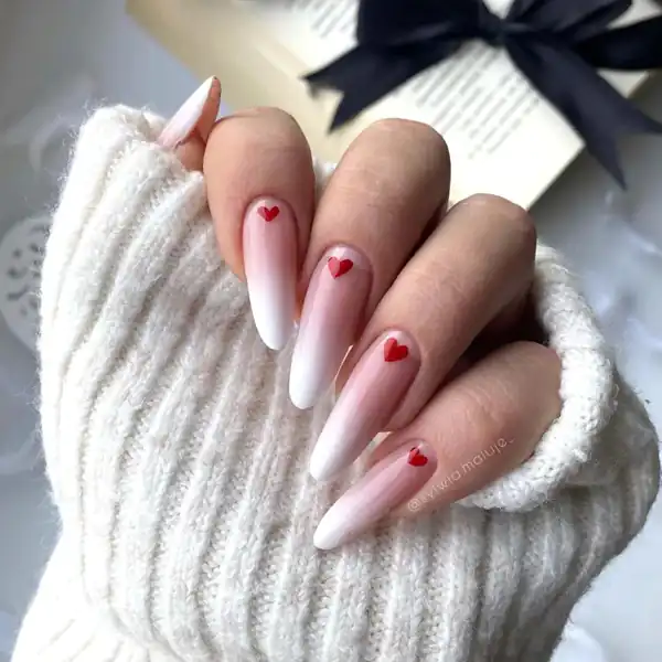 طراحی ناخن قلبی