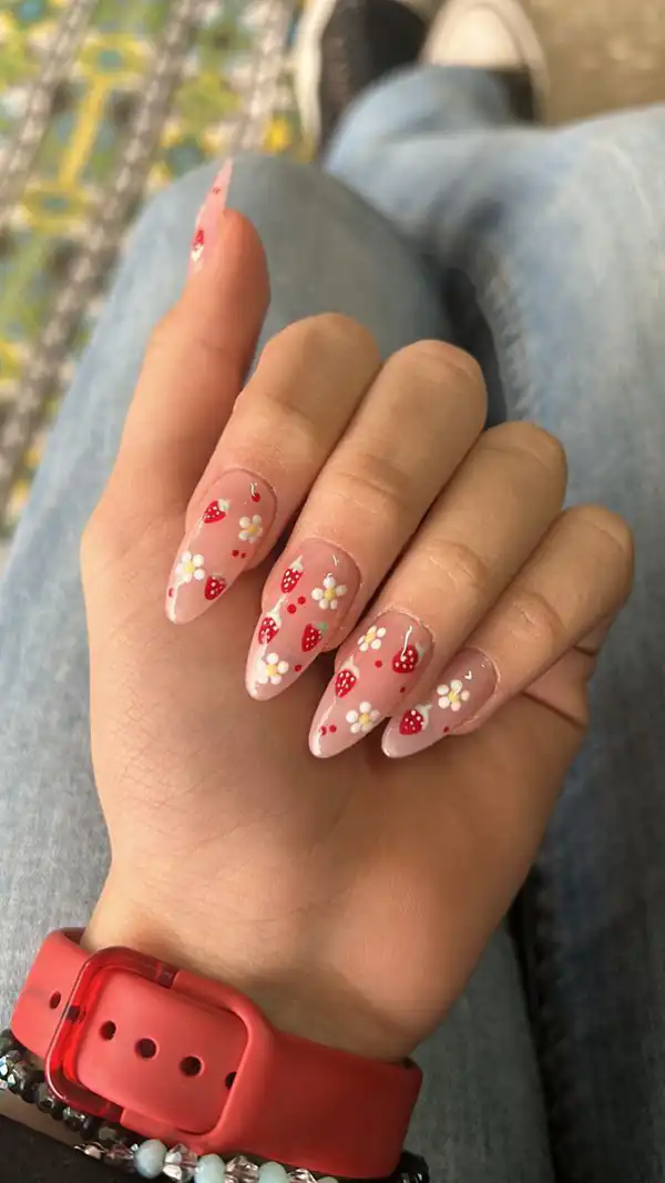 طراحی ناخن با توت فرنگی