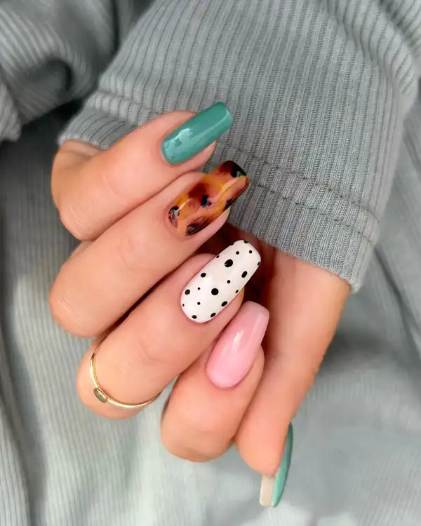 طراحی ناخن سبز و سفید