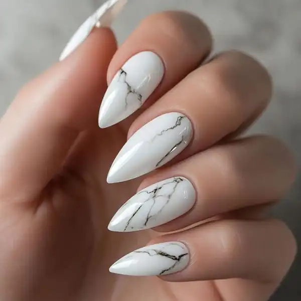 طراحی ناخن ساده با لاک سفید