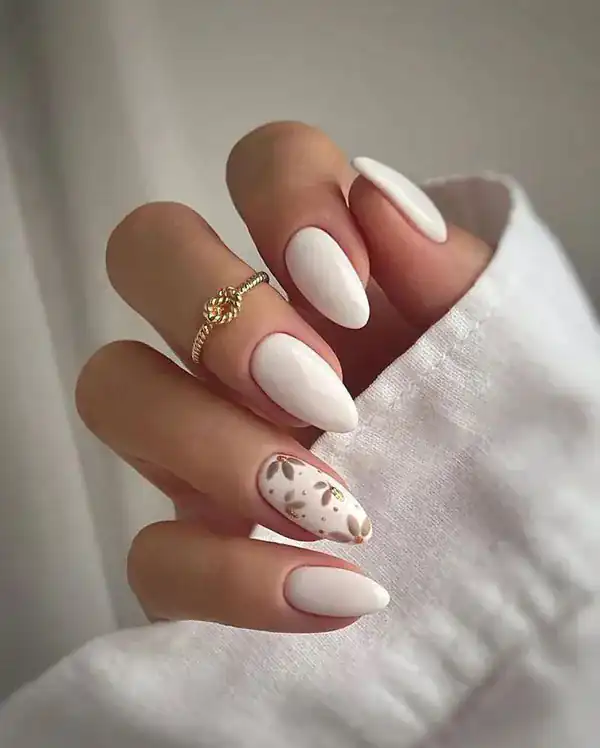 طراحی ناخن ساده با لاک سفید