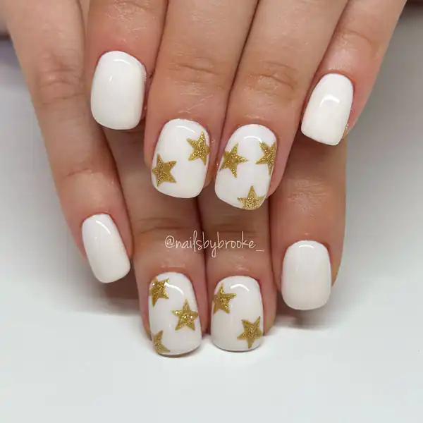 طراحی ناخن ساده با لاک سفید