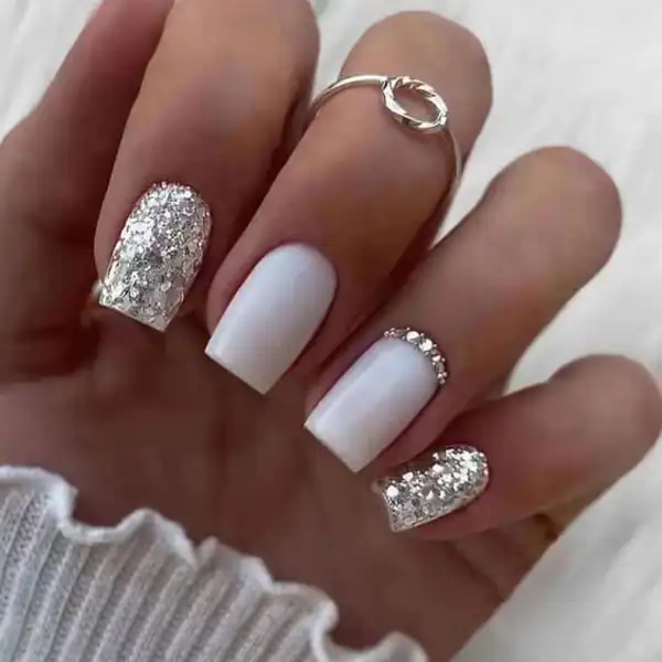 طراحی ناخن ساده با لاک سفید