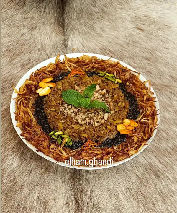 تزیین کشک بادمجان در ظرف گرد