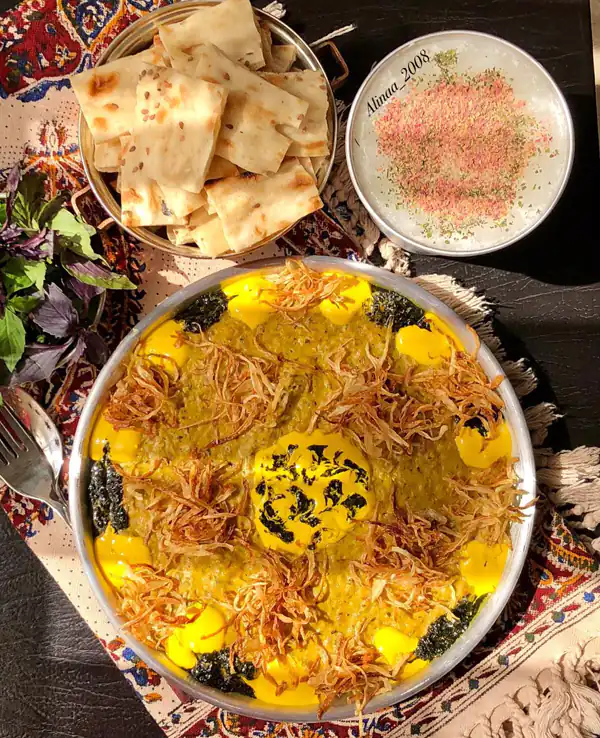 تزیین کشک بادمجان در ظرف گرد