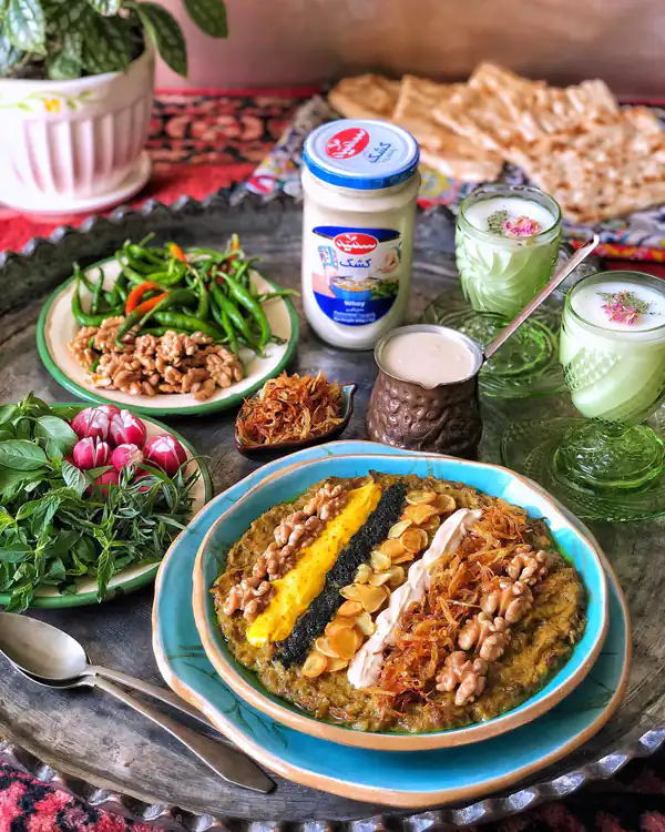 تزیین کشک بادمجان در ظرف گرد