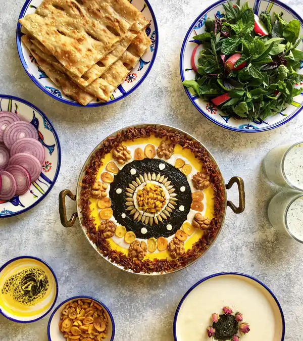 تزیین کشک بادمجان در ظرف گرد