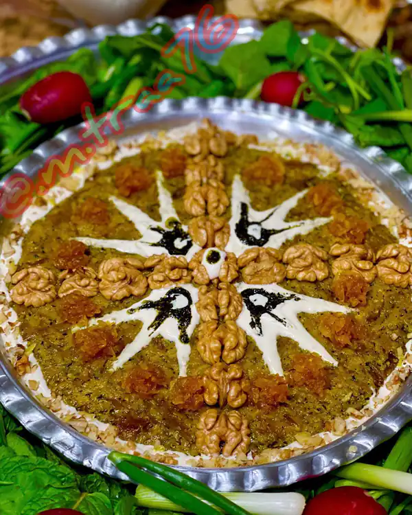 تزیین کشک بادمجان در ظرف گرد