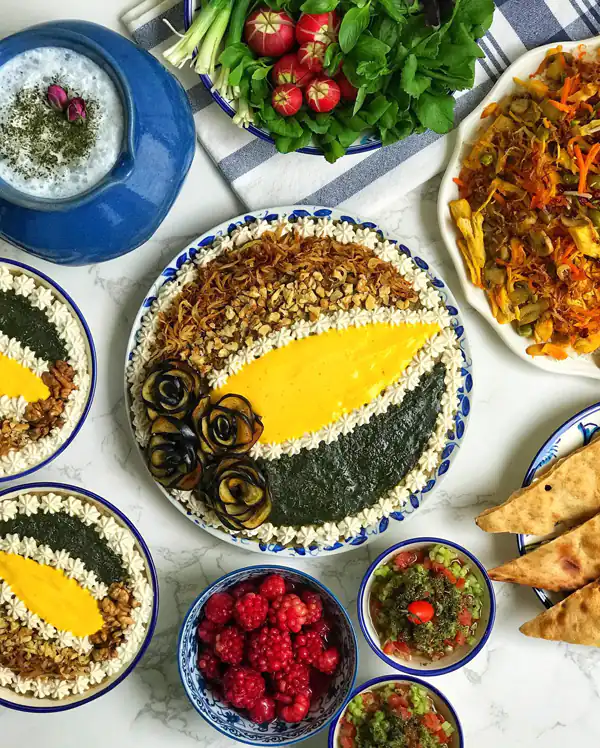 تزیین کشک بادمجان در ظرف گرد