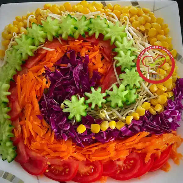 تزیین سالاد با خیار و گوجه