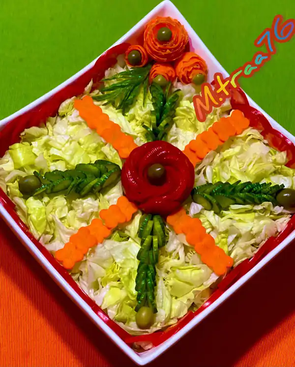 تزیین سالاد با خیار و گوجه