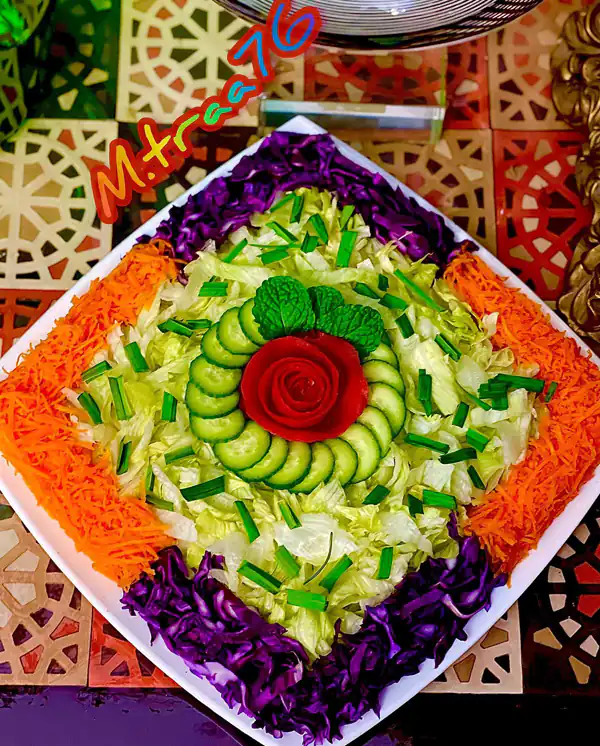 تزیین سالاد با خیار و گوجه