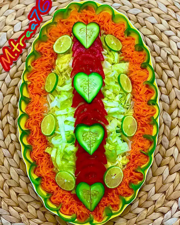 تزیین سالاد با خیار و گوجه
