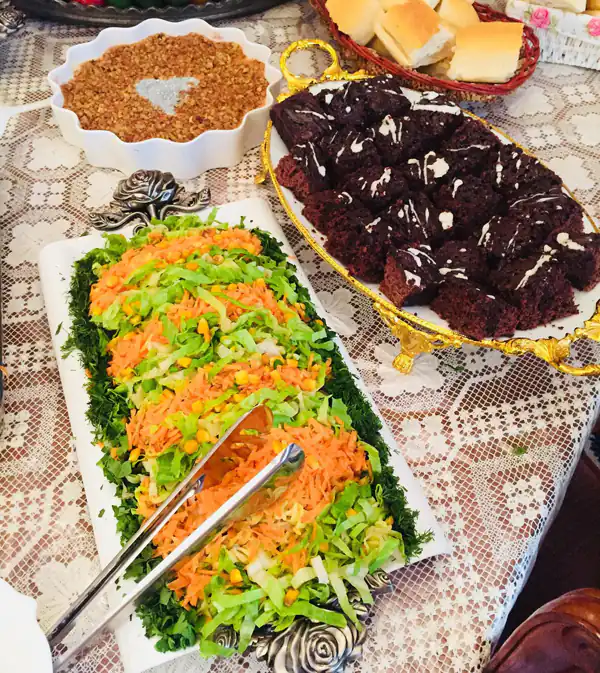 تزیین سالاد کاهو در ظرف مستطیل