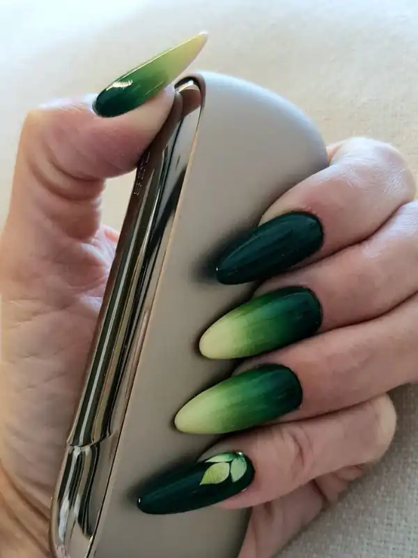طراحی ناخن آمبره سبز