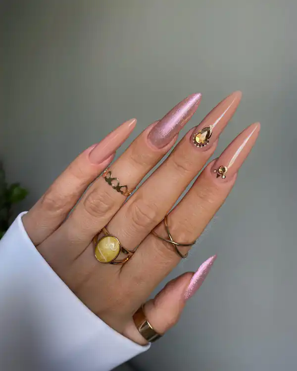 طراحی ناخن با نگین رنگی