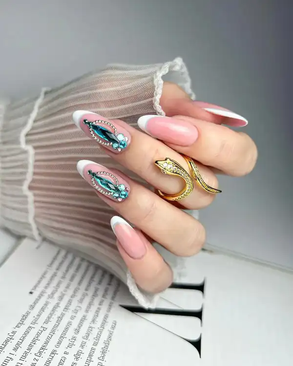 طراحی ناخن با نگین رنگی
