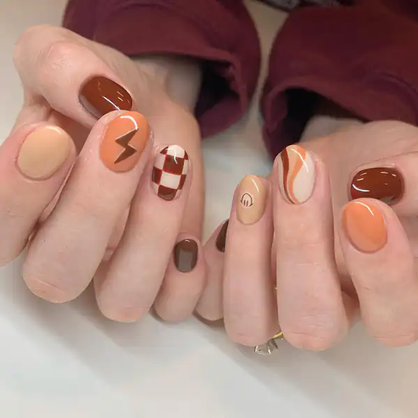 طراحی ناخن قهوه ای
