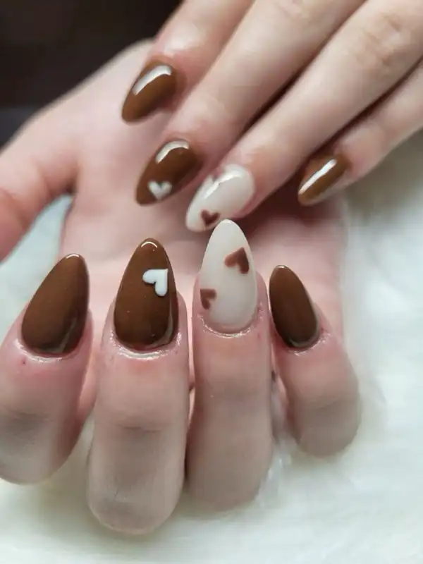طراحی ناخن قهوه ای