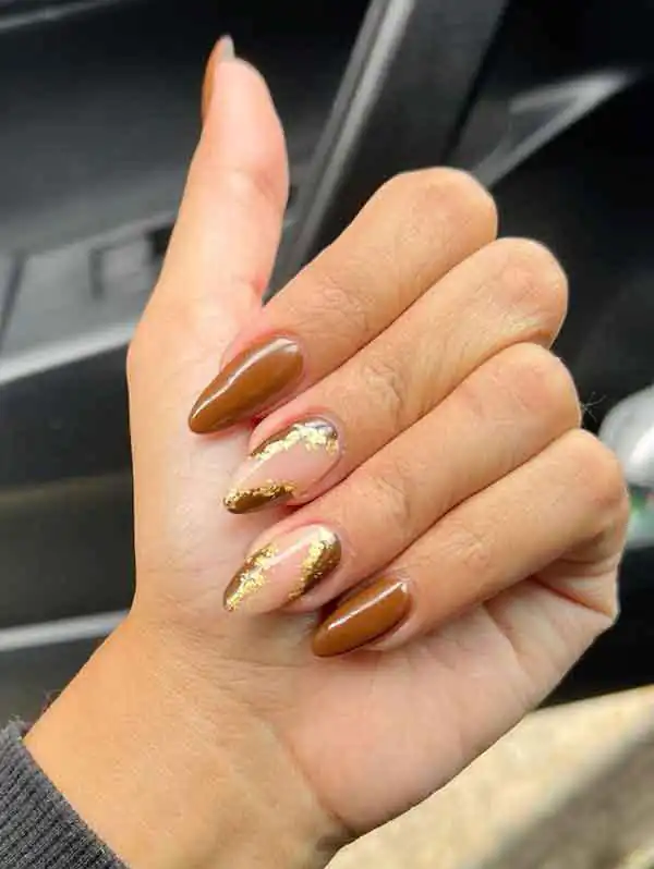 طراحی ناخن قهوه ای طلایی