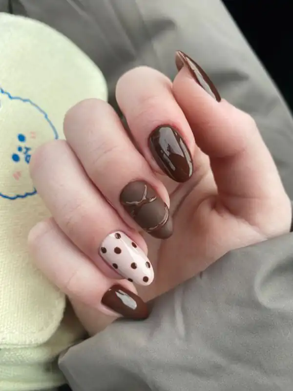 طراحی ناخن قهوه ای تیره