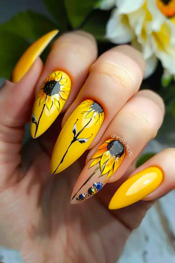 طراحی ناخن گل آفتابگردون