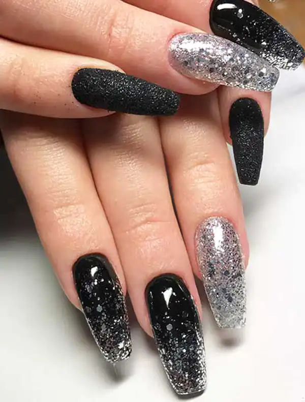 طراحی ناخن مشکی نقره ای