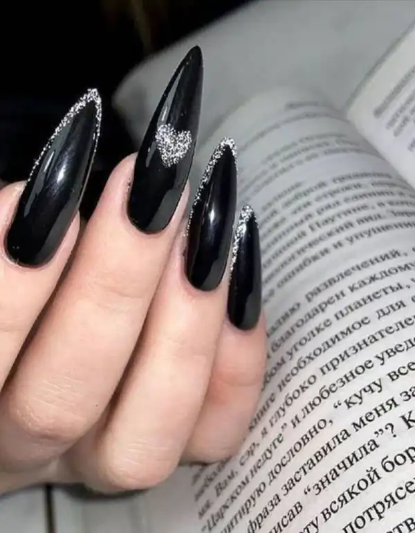طراحی ناخن مشکی نقره ای