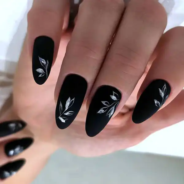 طراحی ناخن مشکی سفید