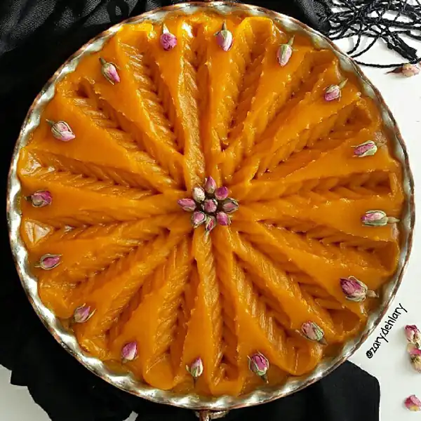 تزیین حلوا با گل محمدی ساده