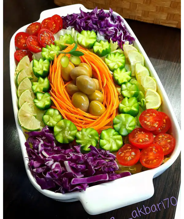 تزیین سالاد با گوجه گیلاسی