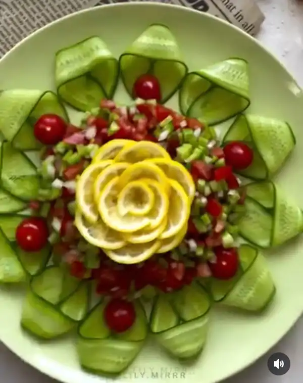 تزیین سالاد با گوجه گیلاسی