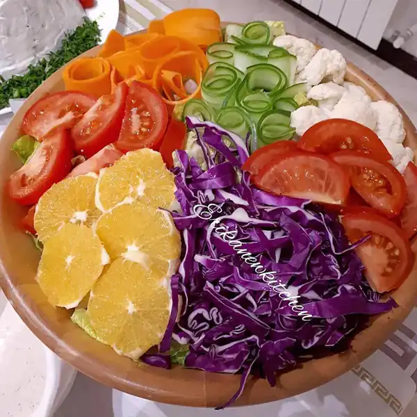 تزیین سالاد کاهو در ظرف گرد