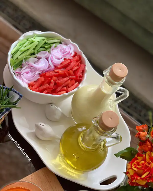 تزیین سالاد شیرازی در کاسه