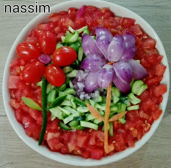 تزیین سالاد شیرازی در کاسه